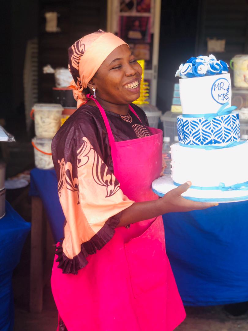 mopelol_holding_wedding_cake